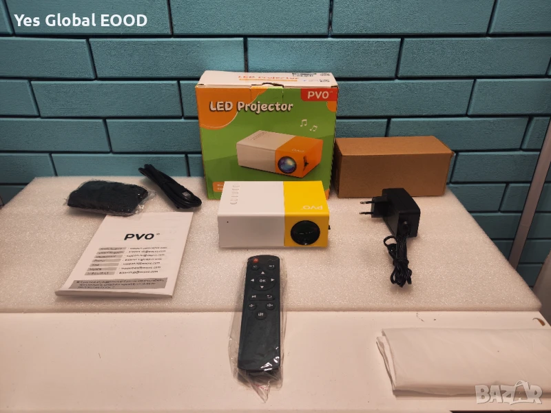 PVO мини проектор за деца и филми на открито с LED и кабелно огледалене, снимка 1