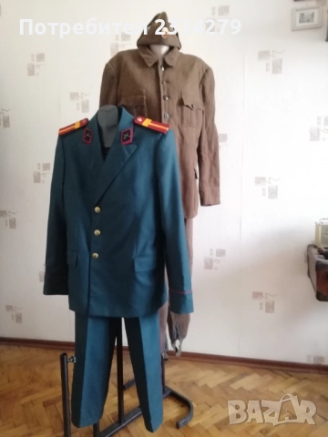 Стари военни униформи: парадна и бойна. 