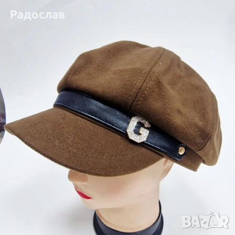 Елегантна дамска шапка тип фуражка с декоративна лента и метално лого., снимка 2 - Шапки - 52668503