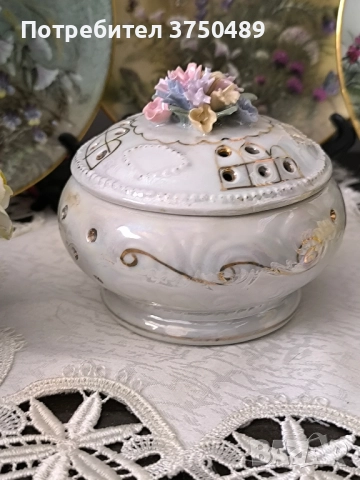 Бонбониера с релефни цветя и перлен блясък