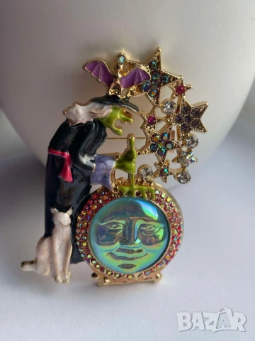 Винтидж брошка „Вещица и Луна“ – Баба Яга, котка, прилеп, звезди и кристали | Мистична бижутерия