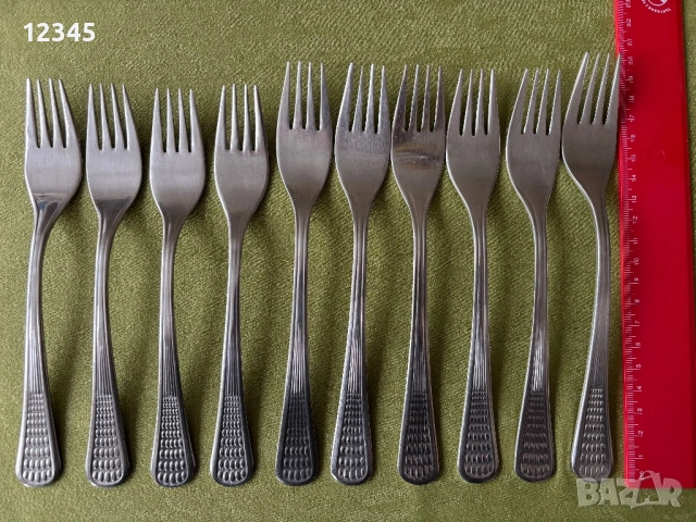 Продавам прибори за хранене, тава, черпак, белачка, щипка, кухненска ножица, стойка за хартия