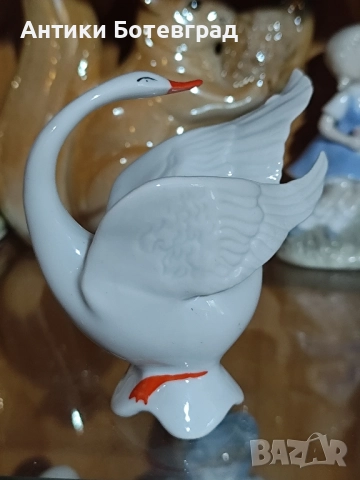 порцеланова фигура лебед Румъния 