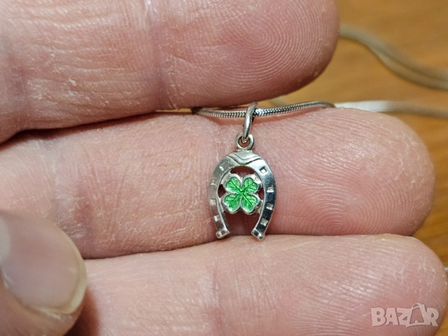 Подкова четирилистна детелина  и сребърно синджирче носи щастие и късмет на притежателят им