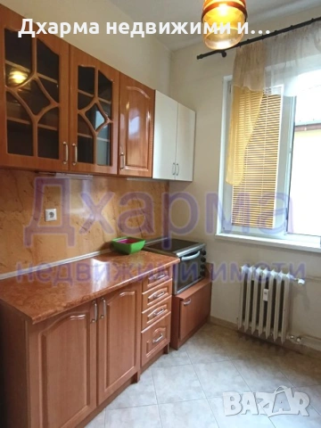 Продавам тристаен апартамент в център
