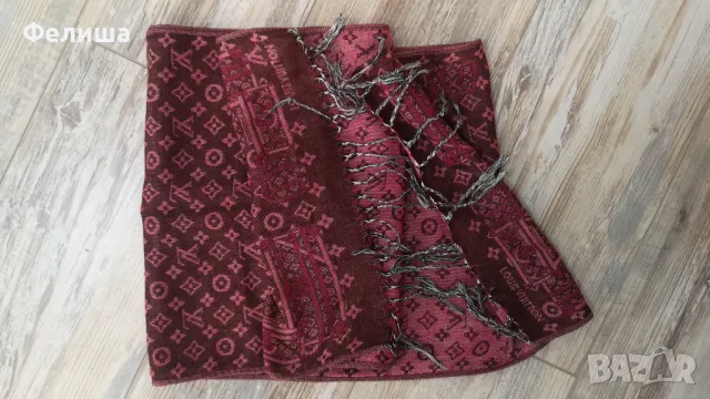 Разкошен Монограмен Шал с Брандово Лого в Цвят Червен / Сив КОД LV10, снимка 2 - Шалове - 50206665