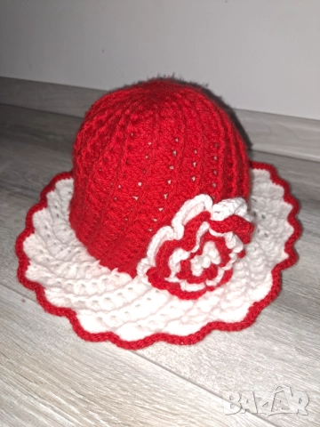 Ръчно плетена шапка двуцветна модел мартеница федора с голямо цвете, снимка 2 - Шапки - 52693293