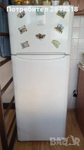 Продавам хладилник с фризер INDESIT 