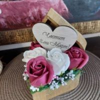 Дървена кутия сърце със сапунени цветя в бяло и тъмно розово, снимка 1 - Сувенири от дърво - 45129916