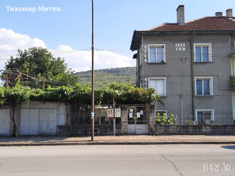 Продавам двуетажна къща с 2 гаража и допълнителни постройки, снимка 1