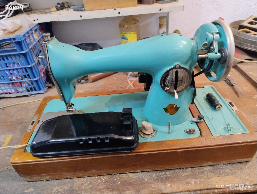Руска шевна машина "Калинина" с ел. задвижване с педал, работеща, снимка 1