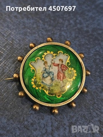 Сребърна брошка с guilloche enamel.