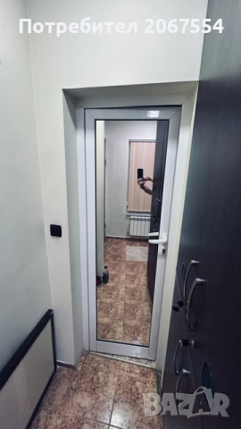 Почти нова алуминиева бяла врата за баня, с огледало-70/197, снимка 2 - Врати за баня - 54046644