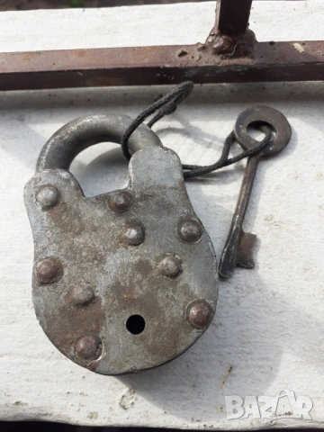 Стар кован катинар кофар катанец с ключ маркировки, снимка 3 - Антикварни и старинни предмети - 53685456
