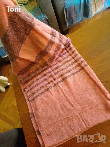 женски шал чисто нов цената е по договаряне 