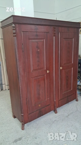 Антикварен гардероб за връхни дрехи