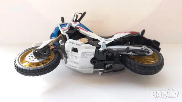 Мотор HONDA Afrika Twin Adventure Bburago 1:18, снимка 5 - Колекции - 48825046