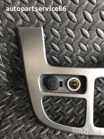 Централна декоративна рамка около селектора на скоростите на таблото за KIA Carnival (2006–2010), снимка 2 - Части - 53468685