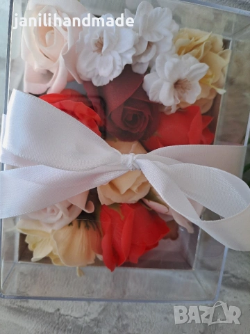 Кутия рози,бяла, цветя пластичен сапун, бал,меденки, снимка 3 - Подаръци за жени - 53797042