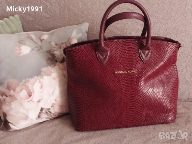 Michael Kors твърда стилна чанта 