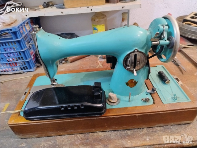 Руска шевна машина "Калинина" с ел. задвижване с педал, работеща