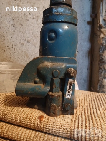 продавам хидравличен крик за автомобил, снимка 3 - Аксесоари и консумативи - 54018770