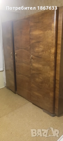 Продавам трикрилен гардероб 