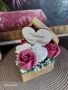 Дървена кутия сърце със сапунени цветя в бяло и тъмно розово