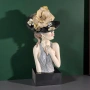 Декоративна статуетка - Жената с шапката, снимка 1
