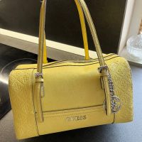 Дамска чанта Guess в патешко жълто., снимка 1 - Чанти - 45253901