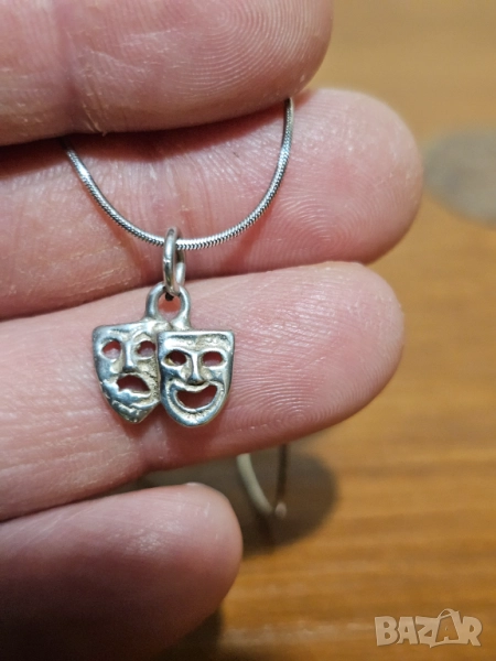 Сребърен Талисман  с маски за комедия и трагедия  защото просто животът е сълзи и смях., снимка 1