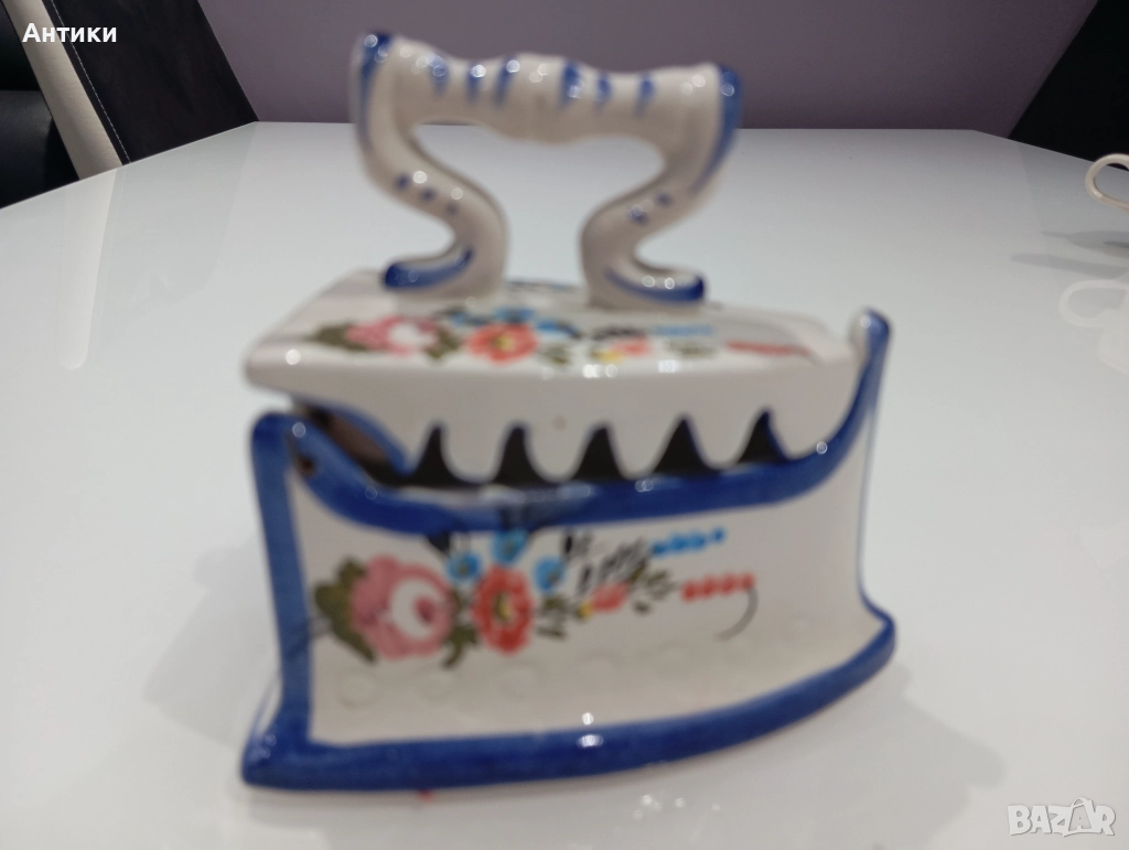 Стара порцеланова ютия маркирана , снимка 1