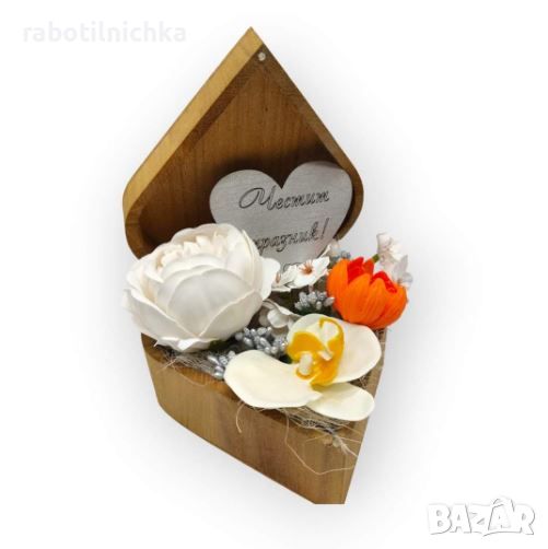 Дървена кутия сърце със сапунени цветя в оранжаво, бяло и кремаво, снимка 1