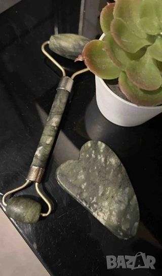 💚 Нефритен масажор за лице , снимка 1