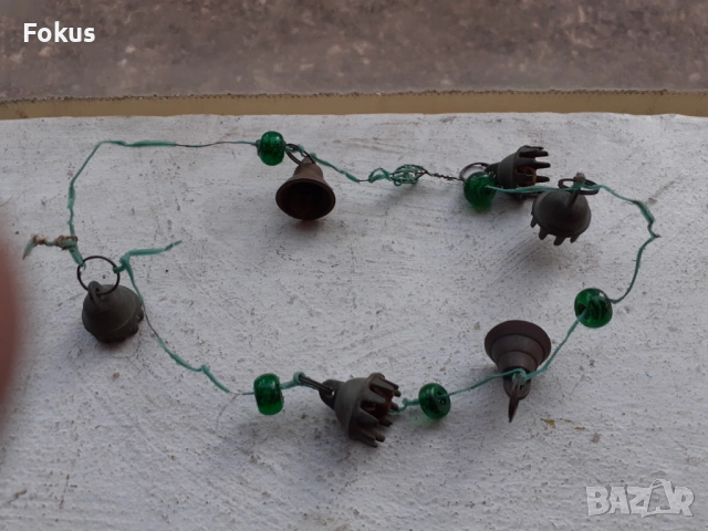 Стар накит с бронзови звънчета и зелено стъкло вързани с тел, снимка 3 - Антикварни и старинни предмети - 53388663