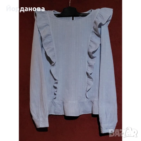 Нежна блузка с волани