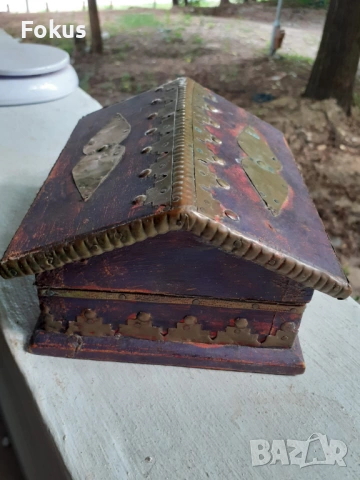 Страхотна дървена кутия за бижута с месингов обков ковчеже, снимка 3 - Антикварни и старинни предмети - 53477923