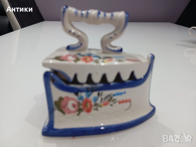 Стара порцеланова ютия маркирана 