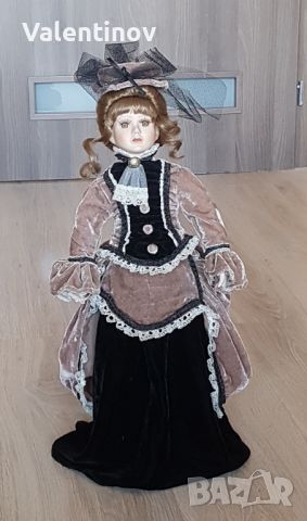 Порцеланова кукла със стойка , снимка 1 - Кукли - 45616559
