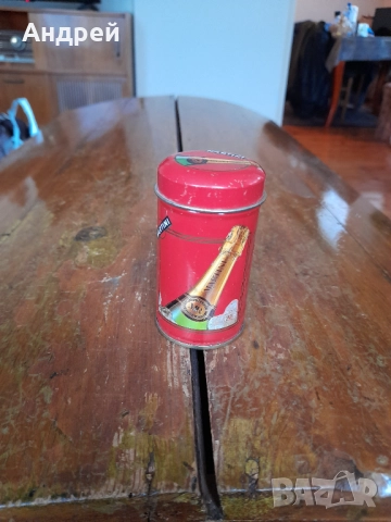 Стара кутия от Martini