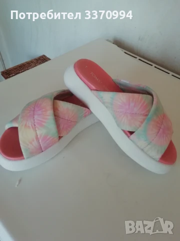 Уникални чехли на марката Toms
