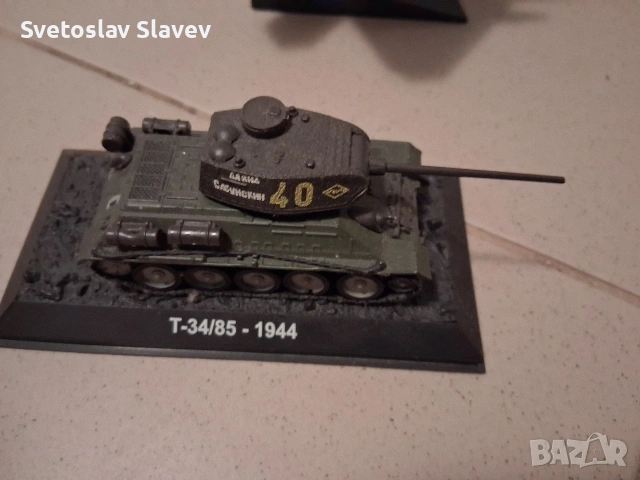 Модели самолети и танкове.