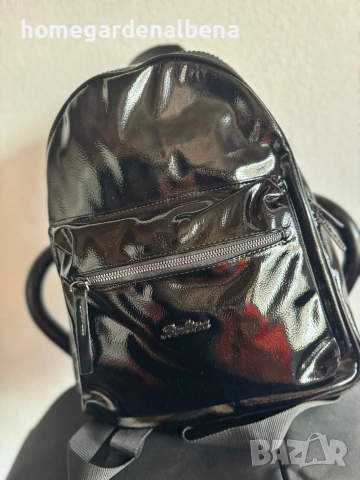 Дамска раница Berlina, черна лакирана еко кожа, градски стил
