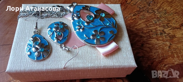 Елегантен Комплект Бижута: Обеци и Колие от Цинкова Сплав с Синьо-Лилав Флорален Принт, снимка 2 - Бижутерийни комплекти - 54008462