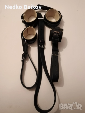 Кожени белезници за фиксация към легло