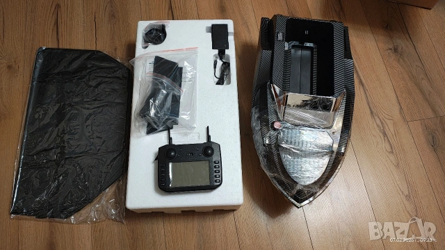 Продавам лодка за захранка Flytec V080със сонар,GPS система, дистанционно управление с LCD дисплей., снимка 2 - Въдици - 53392457