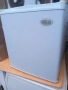 Малък хладилник с малко фризерче /мини бар/, снимка 1
