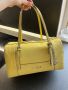 Дамска чанта Guess в патешко жълто., снимка 1 - Чанти - 45253901