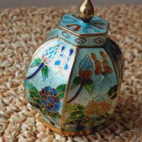 Прекрасна китайската ваза(кутийка) с гилеше емайл, снимка 10 - Антикварни и старинни предмети - 45371707