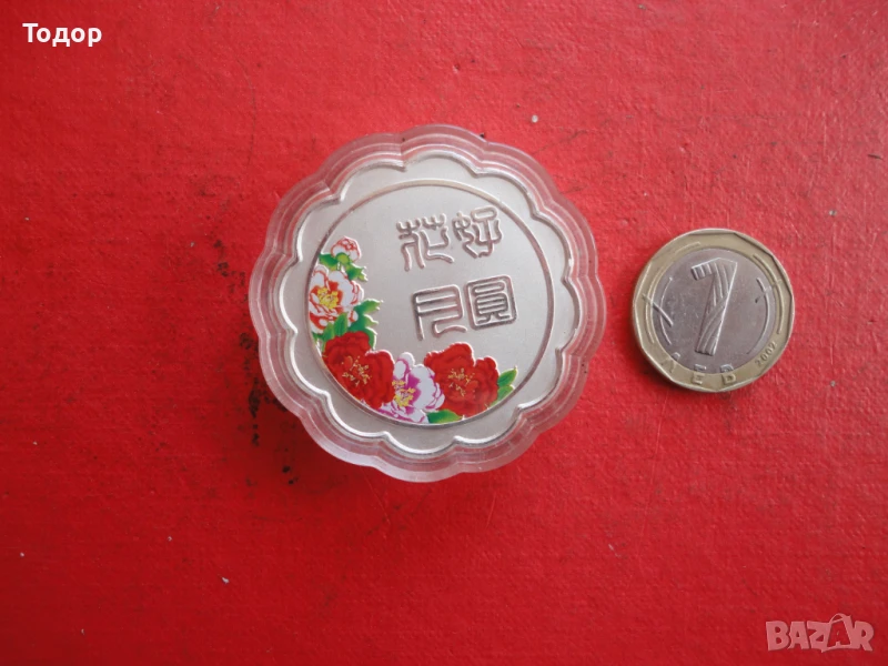 Сребърна монета с емайл в капсула , снимка 1